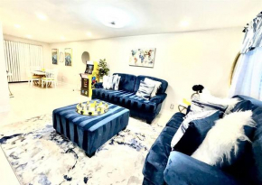 Elegant Oasis Townhome, 10 Mi to Downtown, near Airport